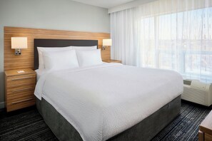 Desk, blackout drapes, iron/ironing board, free WiFi - TownePlace Suites by Marriott Ottawa Kanata (Ottawa)