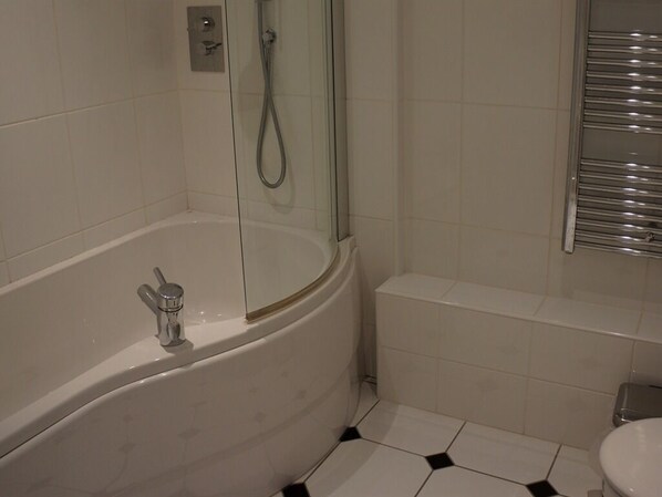 A bathroom with a bathtub, a shower, and a toilet. - The Lyn Valley Guest House (Lynmouth)