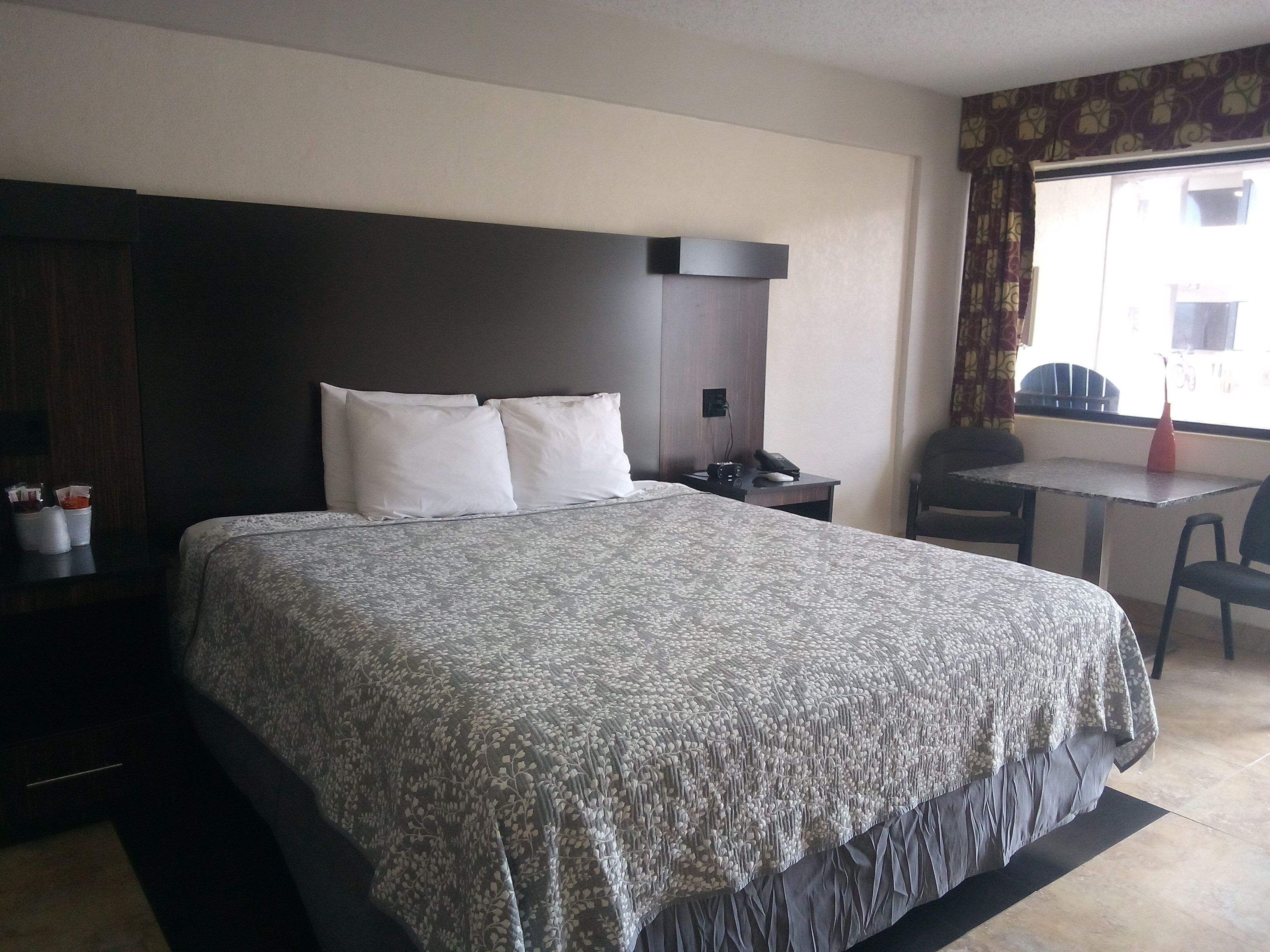 标准房 | 办公桌、免费 WiFi、床单