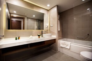 King, Suite, 1 habitación | Baño | Amenidades de baño gratuitas, pantuflas, toallas