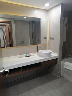Family Room, 1 Queen Bed | Bathroom