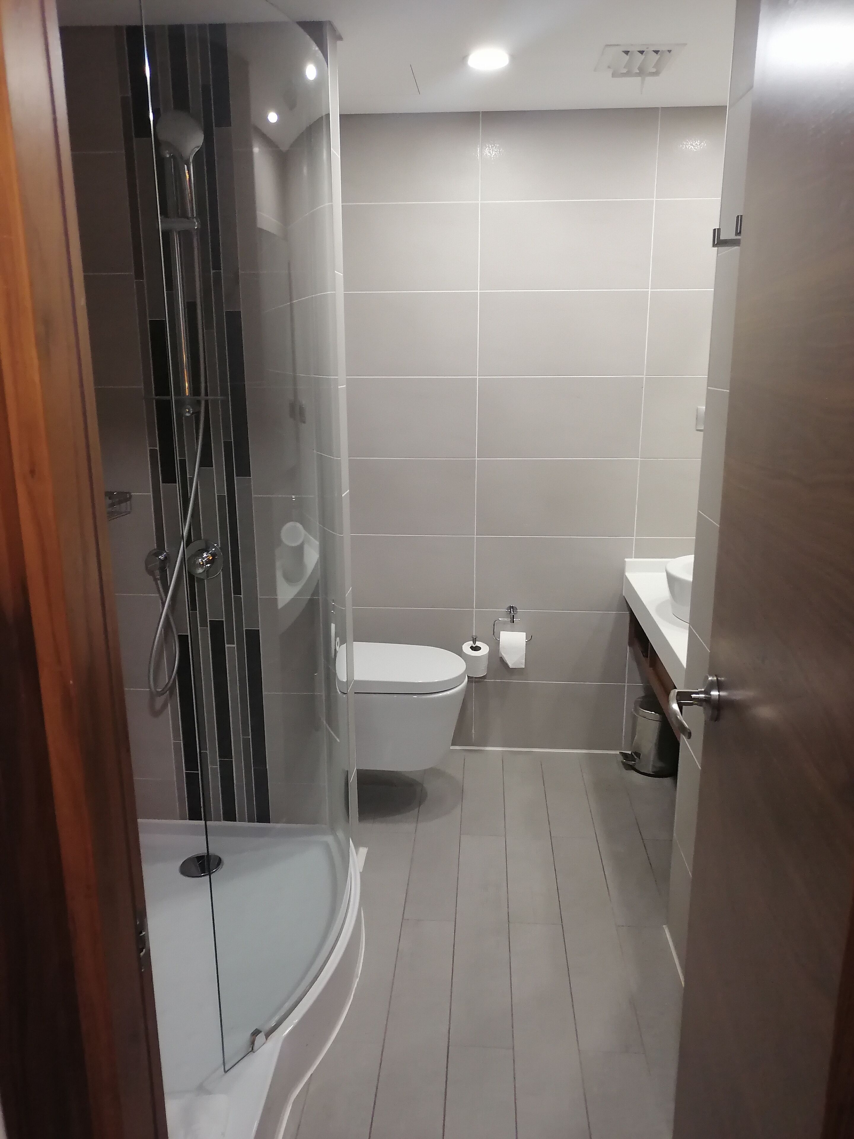 Bathroom | Free toiletries, slippers, towels