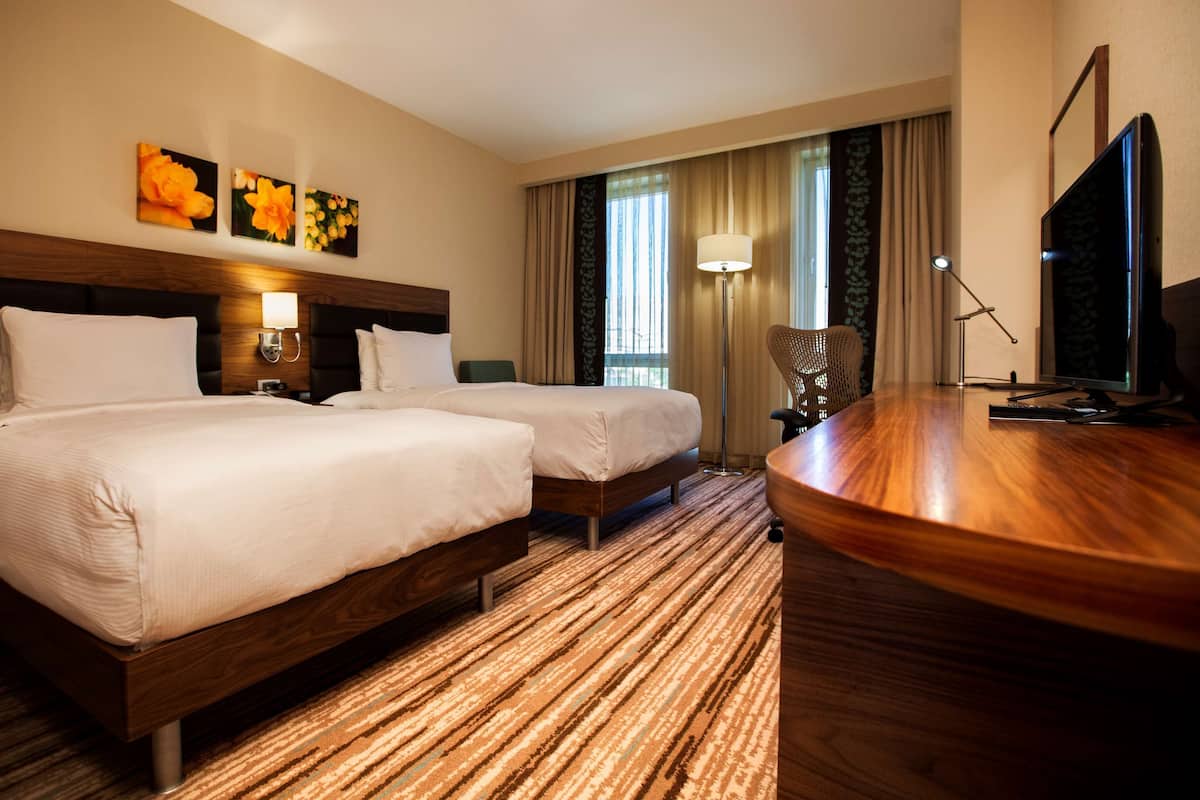 Twin kamer, 2 eenpersoonsbedden | Luxe beddengoed, een minibar, een kluis op de kamer, een bureau
