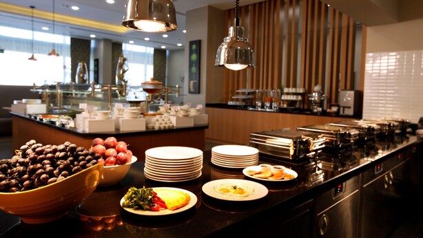 A buffet setup with various food items and dishes. - Hilton Garden Inn Erzincan (Erzincan)