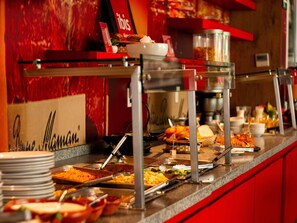 A buffet with various food items and a glass partition. - ibis México Alameda (Mexico City)