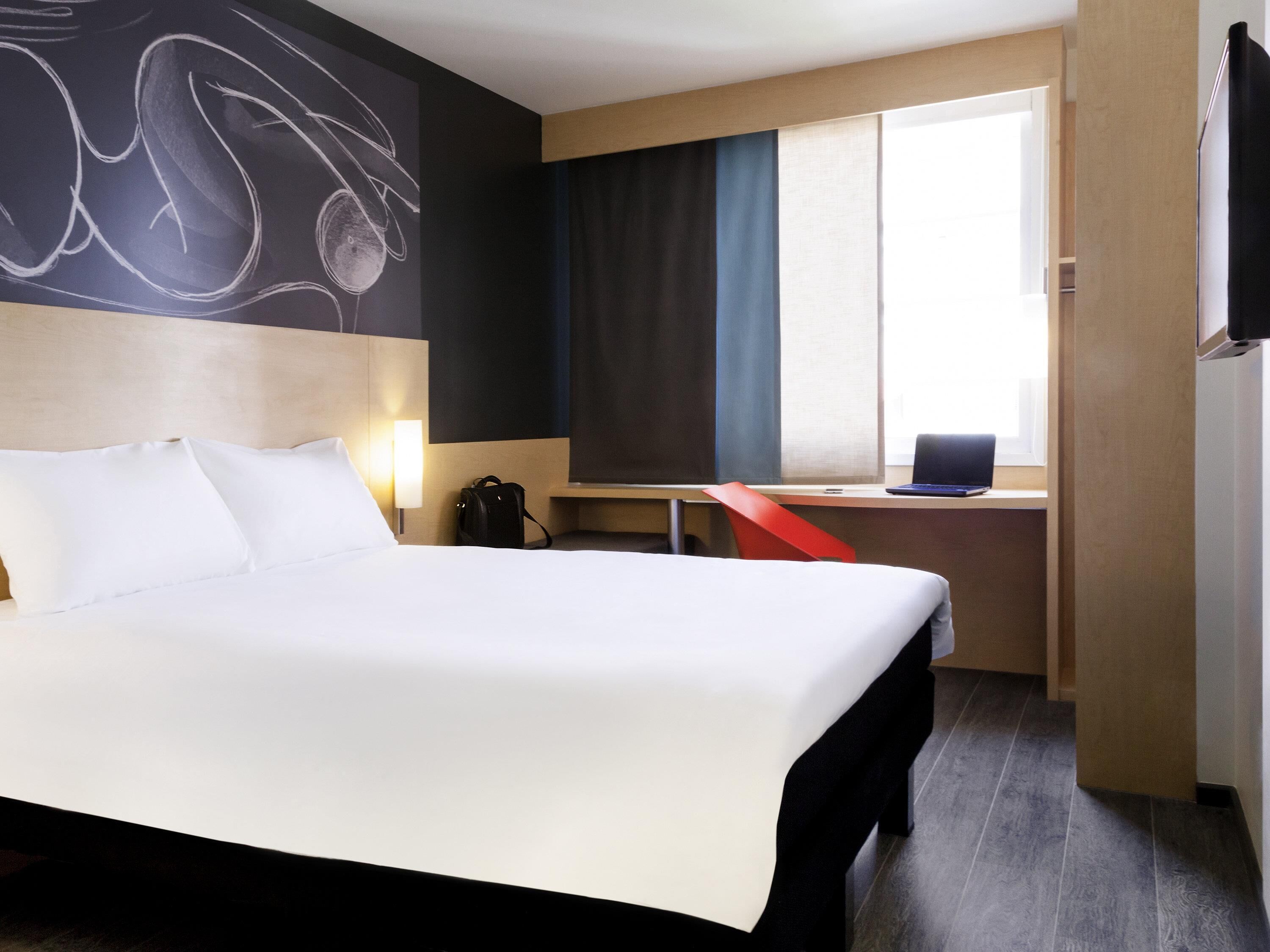 Habitación estándar, 1 cama de matrimonio | Escritorio, sistema de insonorización, tabla de planchar con plancha