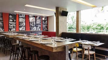 Lunch and dinner served, international cuisine