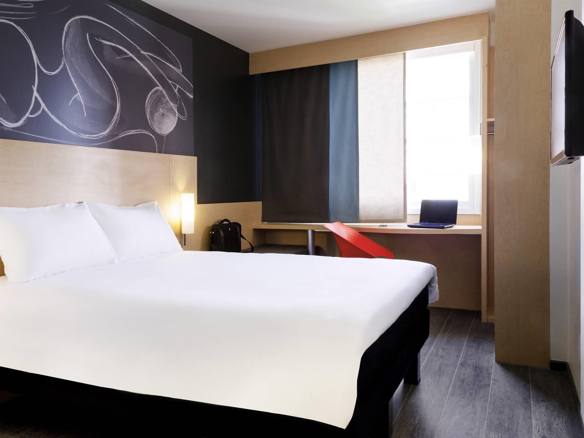 Standard Room, 1 Queen Bed