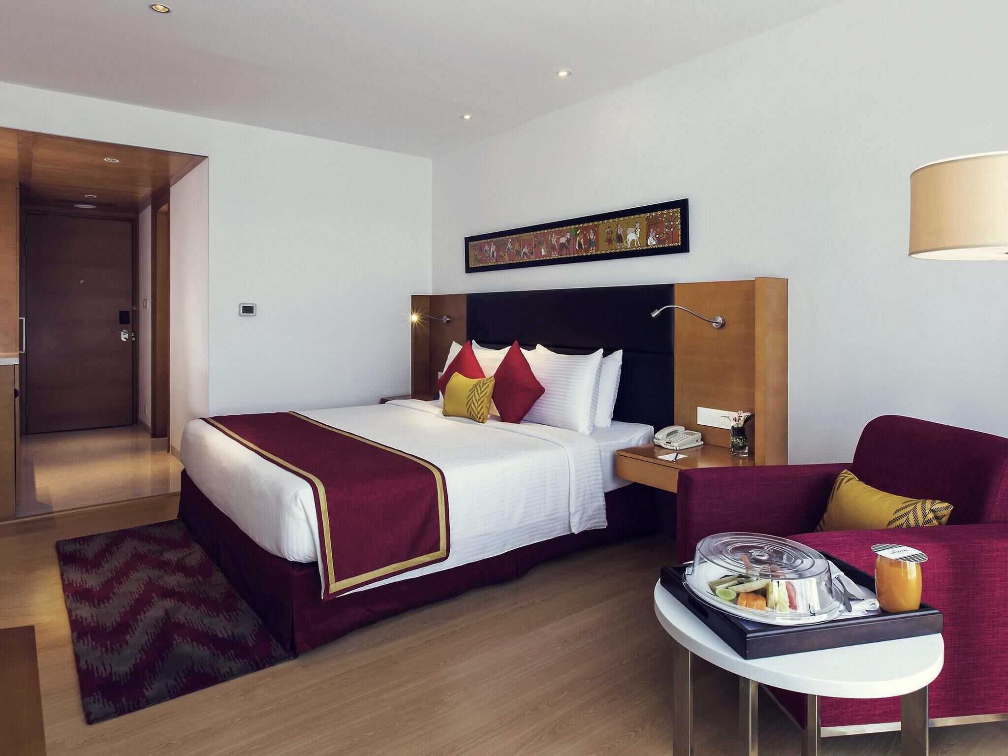 Quarto superior, 1 cama Queen, vista para a cidade (and Wifi) | Cofres nos quartos, escrivaninha, espaço de trabalho para notebook