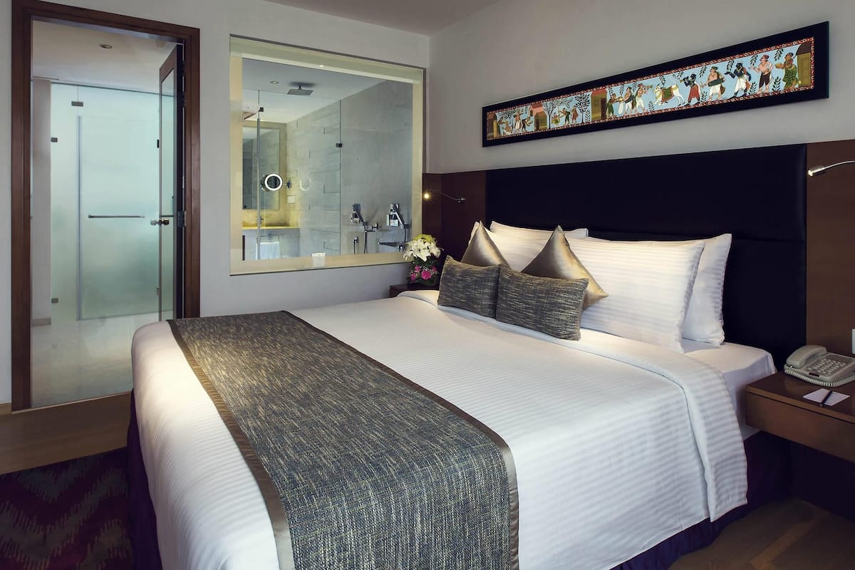 Suite | In-room safe, desk, laptop workspace, blackout drapes