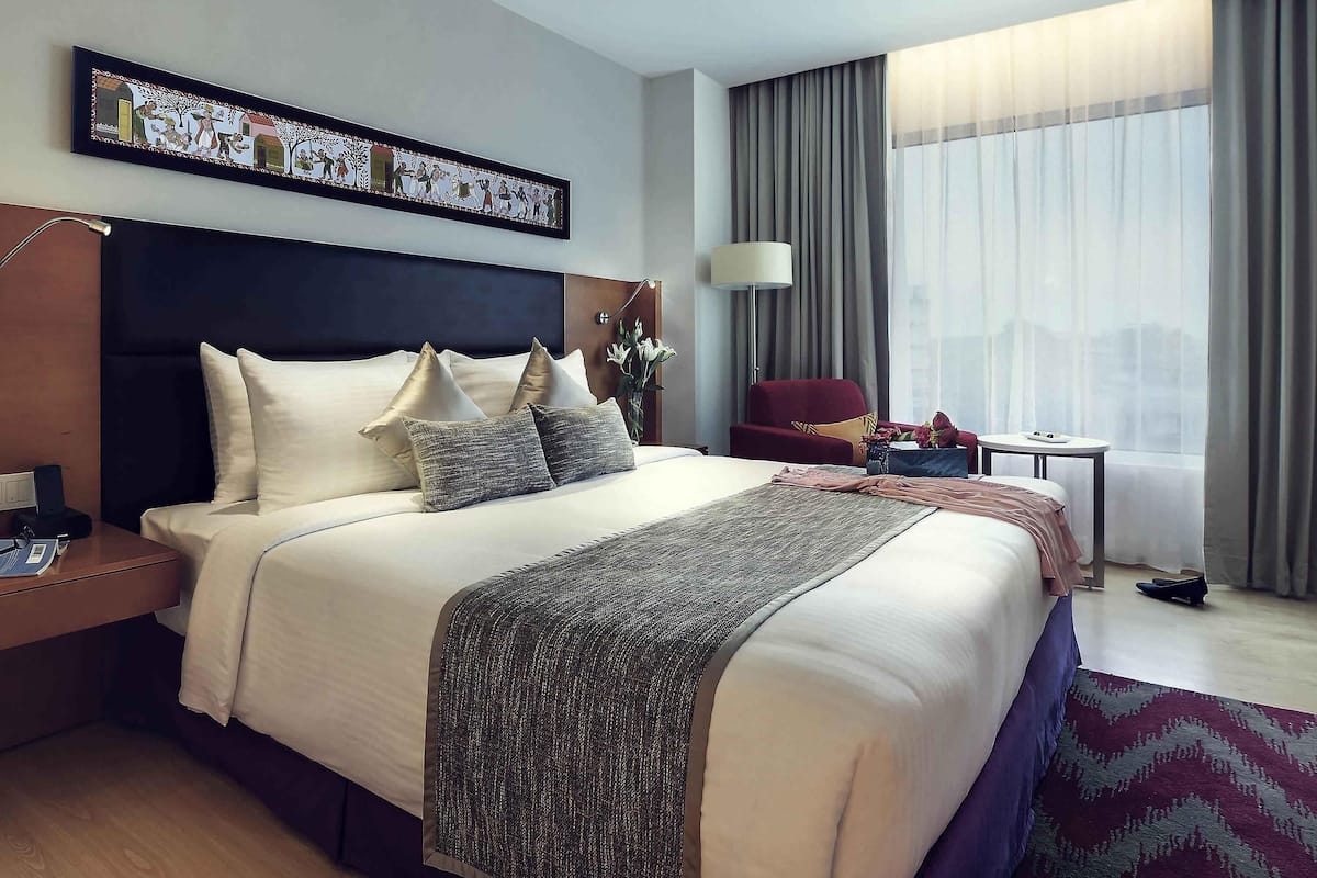 Suite | Caixa forta a l'habitació i escriptori