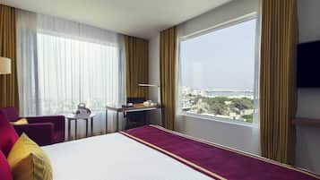 Room, 1 Queen Bed, Lake View (and Wifi) | In-room safe, desk, laptop workspace, blackout curtains