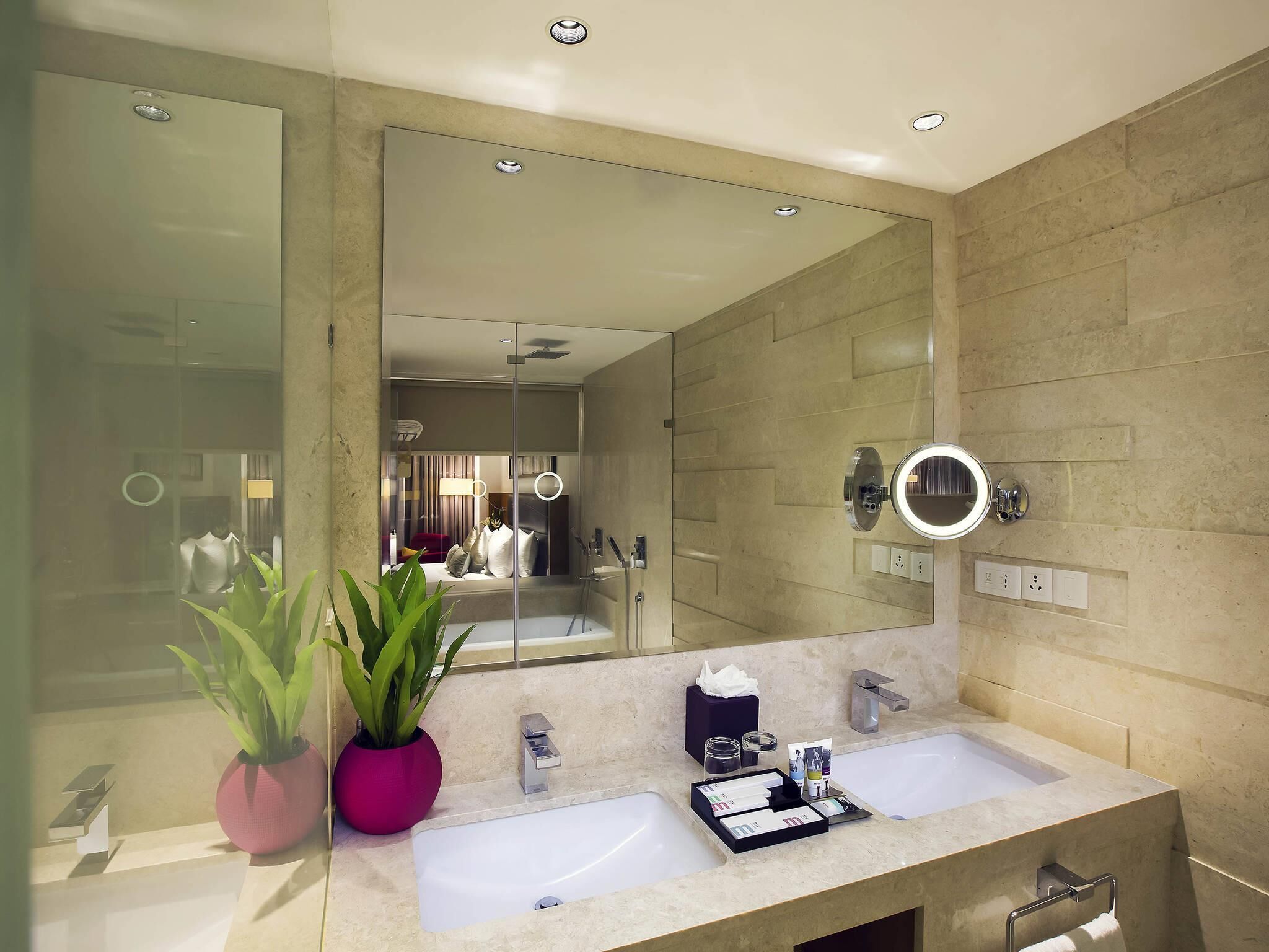 in-room safe, desk, laptop workspace, blackout curtains