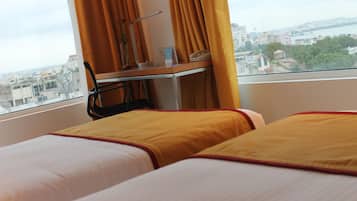 Room, 1 Queen Bed, Lake View (and Wifi) | In-room safe, desk, laptop workspace, blackout drapes