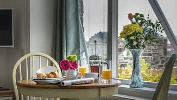 Luxury Studio, Ensuite, Garden View (Coach House) | 2 bedrooms