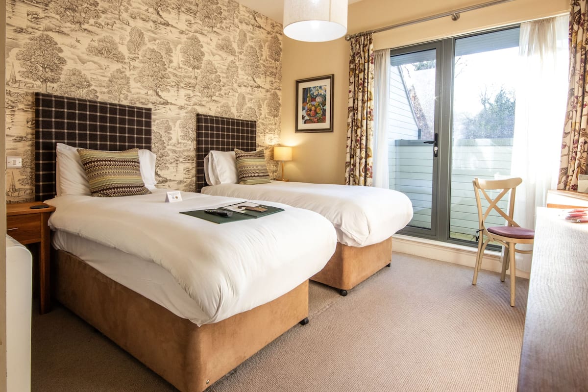 Twin kamer, en-suite badkamer | 1 slaapkamer, een bureau, gratis wifi