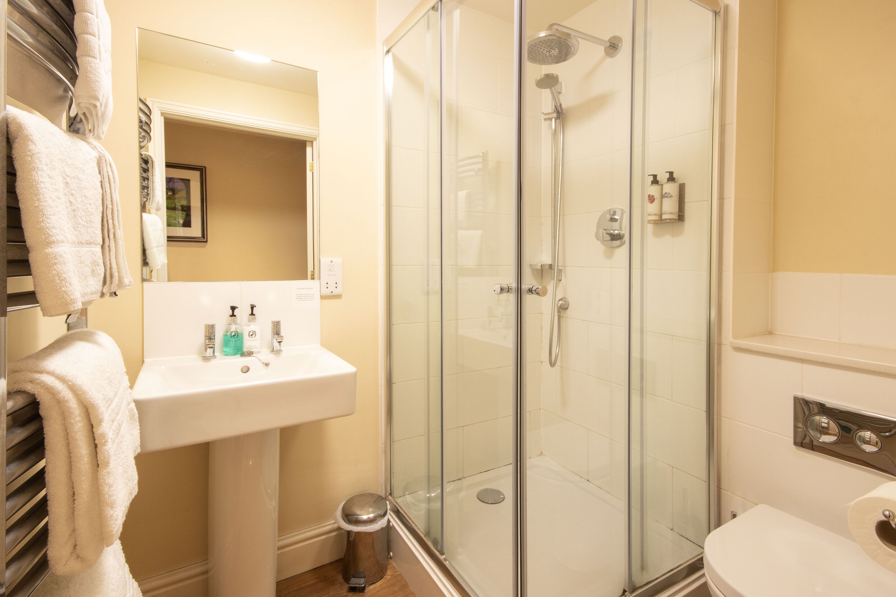 Combined shower/tub, towels