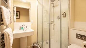 Combined shower/tub, towels