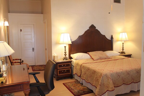 Desk, free WiFi, bed sheets, alarm clocks - The Hotel Limpia (Fort Davis)