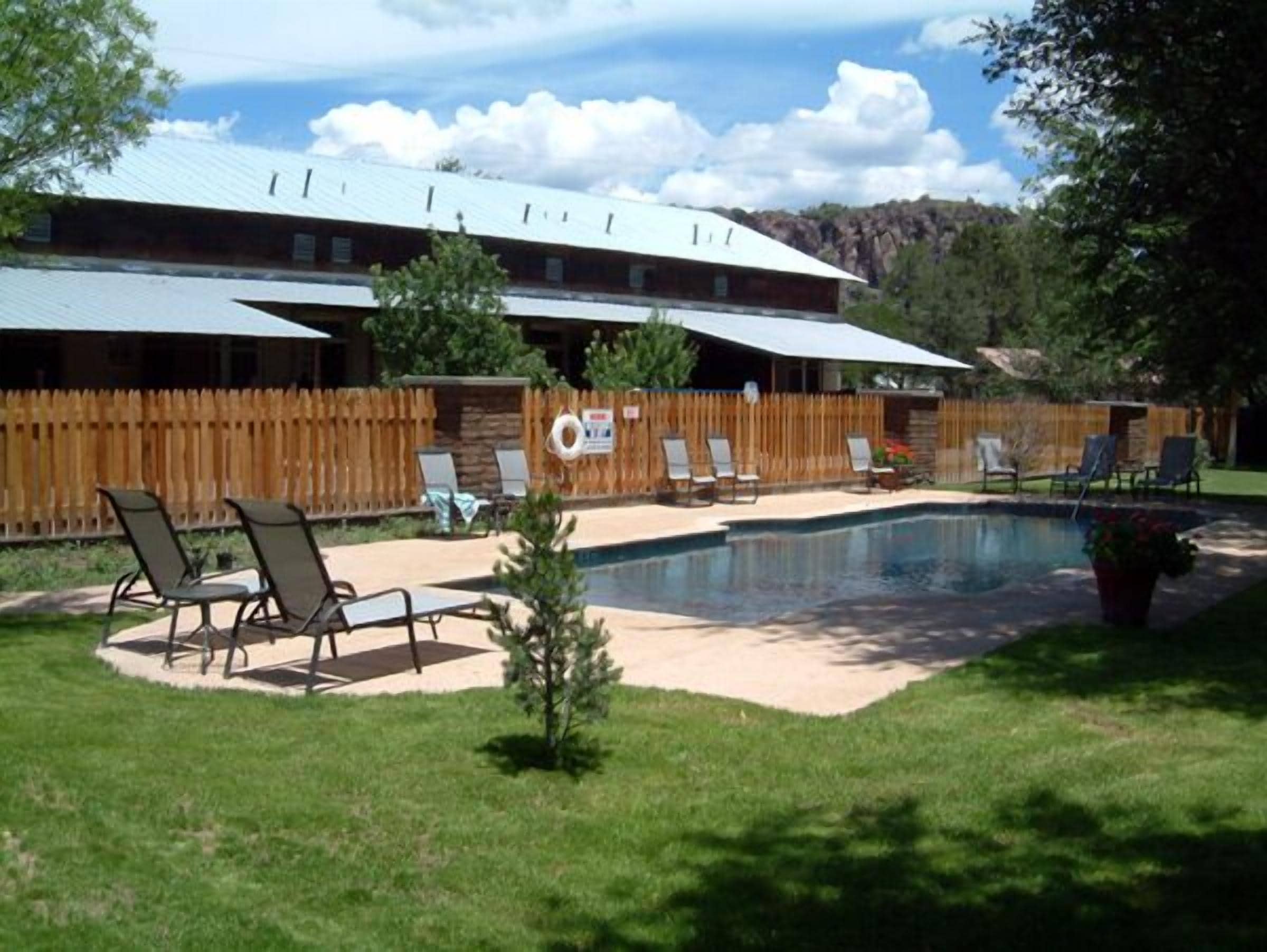 Piscine extérieure, chaises longues