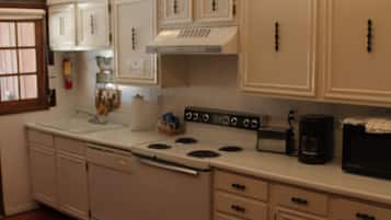 Suite Standard, 2 grands lits, cuisine | Bureau, accès au Wi-Fi (inclus), literie fournie, réveille-matin