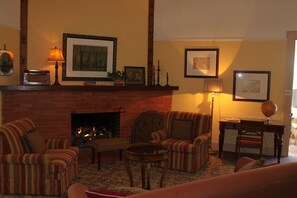 Lobby lounge - The Hotel Limpia (Fort Davis)