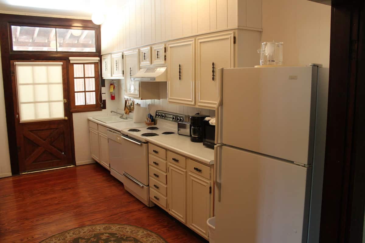 microwave, coffee/tea maker