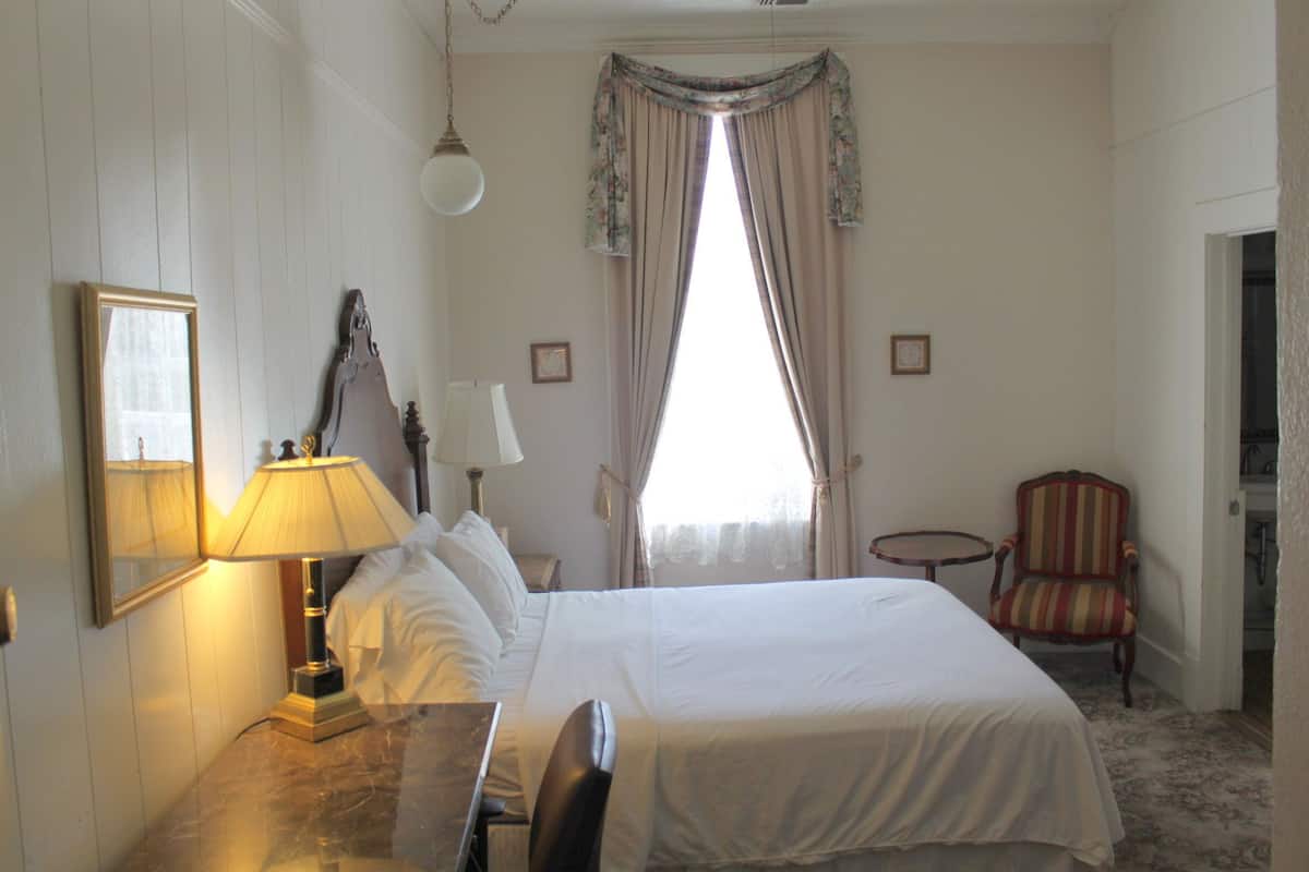 Quarto solteiro standard, 1 cama Queen | Escrivaninha, Wi-Fi de cortesia, despertadores, roupa de cama
