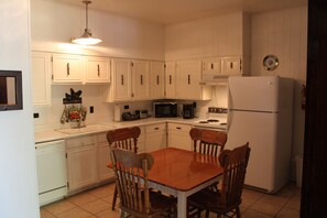 Desk, free WiFi, bed sheets, alarm clocks - The Hotel Limpia (Fort Davis)