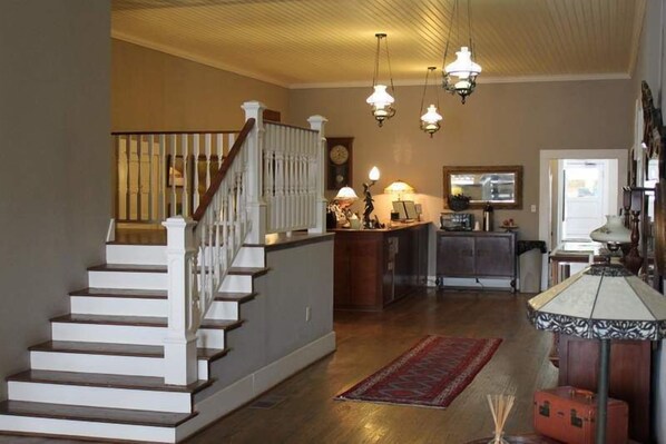 Un amplio espacio habitable con una escalera, una cocina y un comedor.