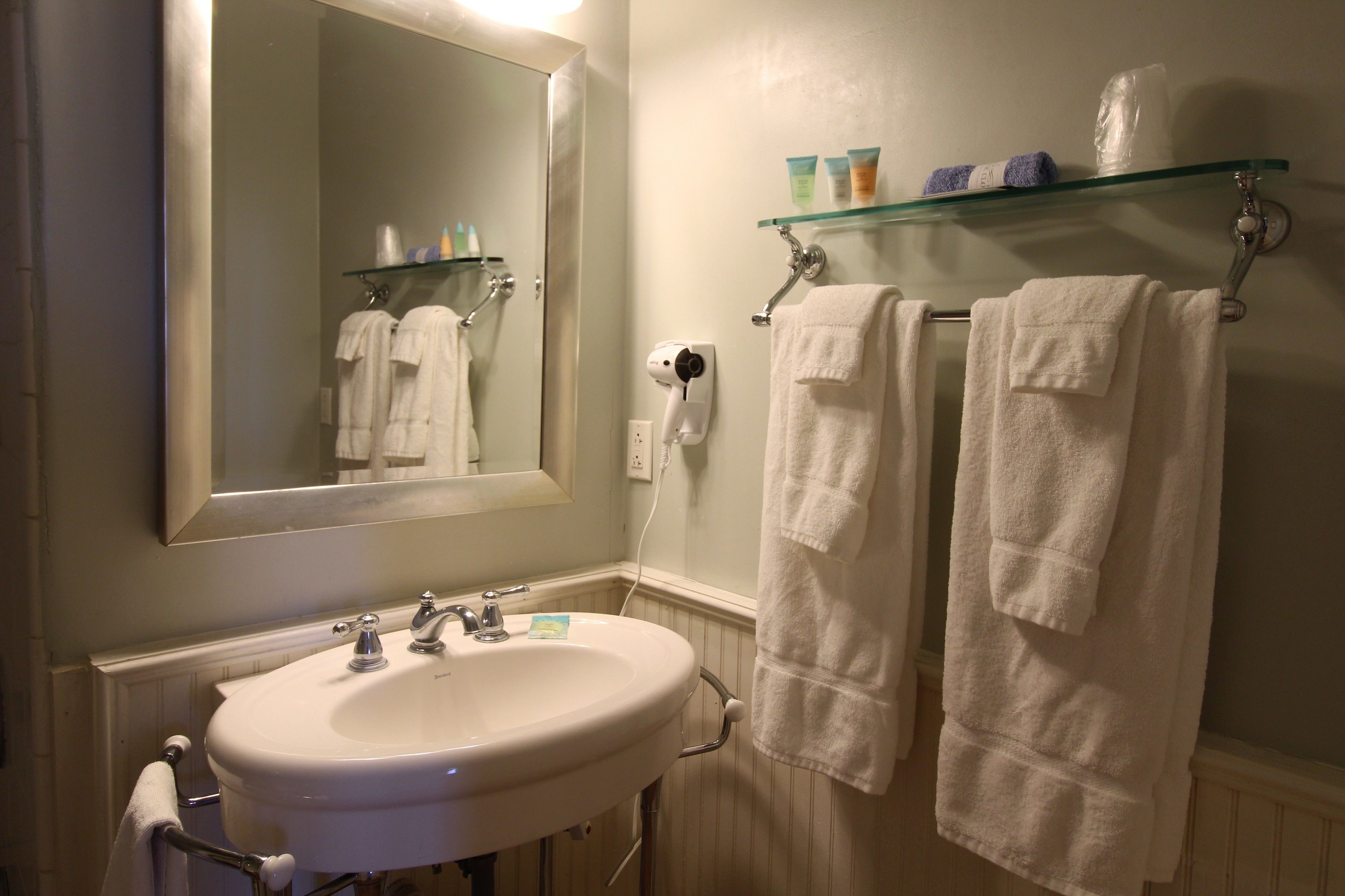 standard suite, 2 bedrooms | bathroom | combined shower/bathtub, free toiletries, hair dryer, towels