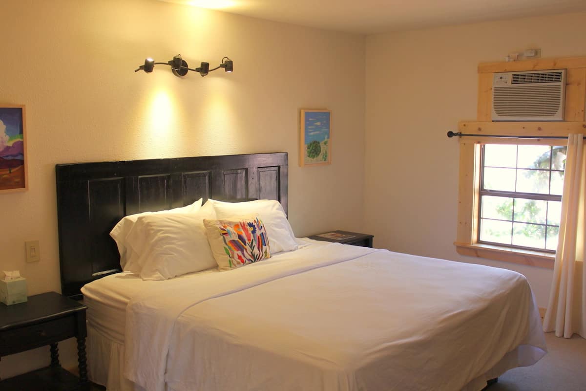 Quarto solteiro standard, 1 cama King | Escrivaninha, Wi-Fi de cortesia, despertadores, roupa de cama