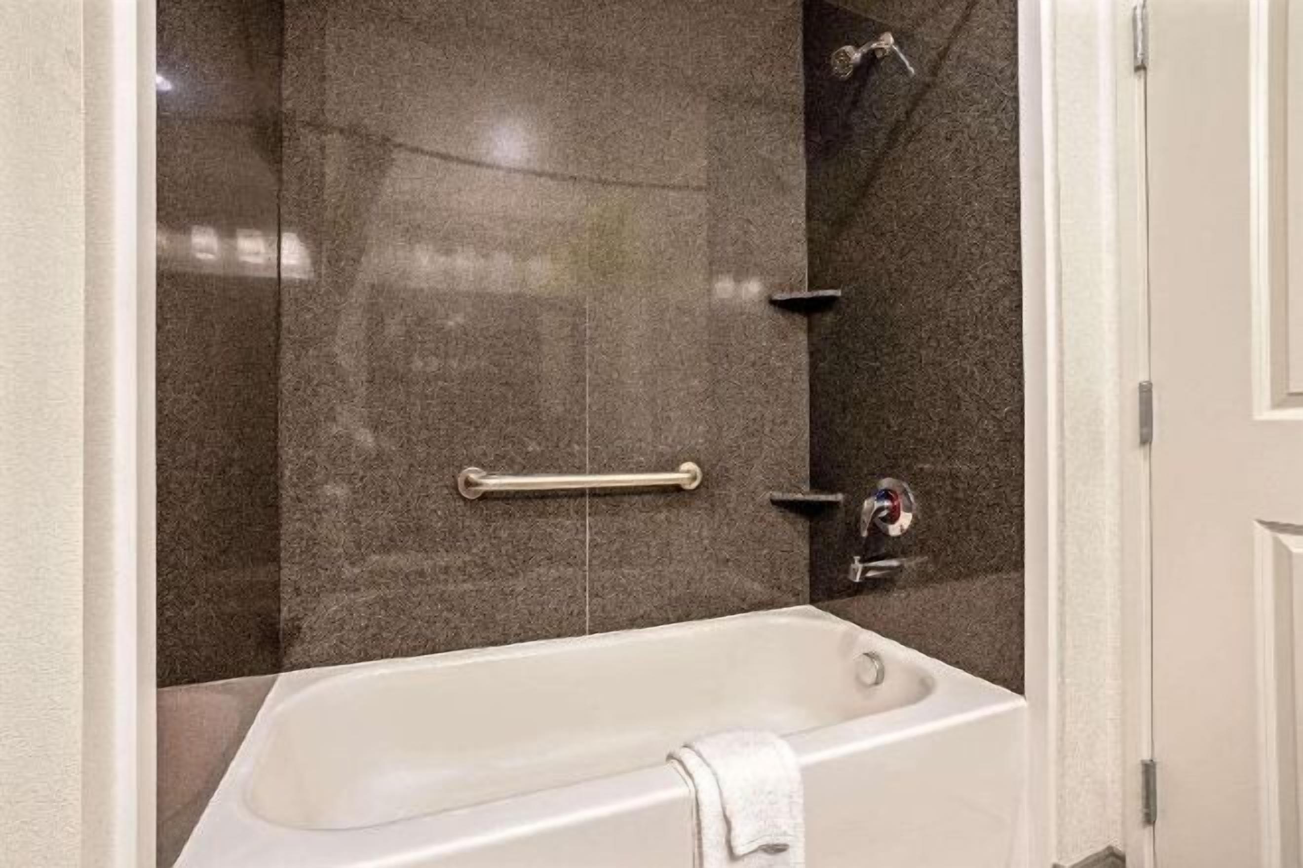 Salle de bain | Ensemble baignoire-douche, articles de toilette (gratuits)