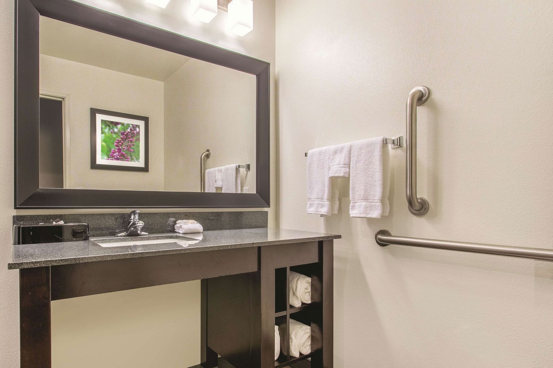 Baño | Tina con regadera, amenidades de baño gratuitas, secadora de cabello 