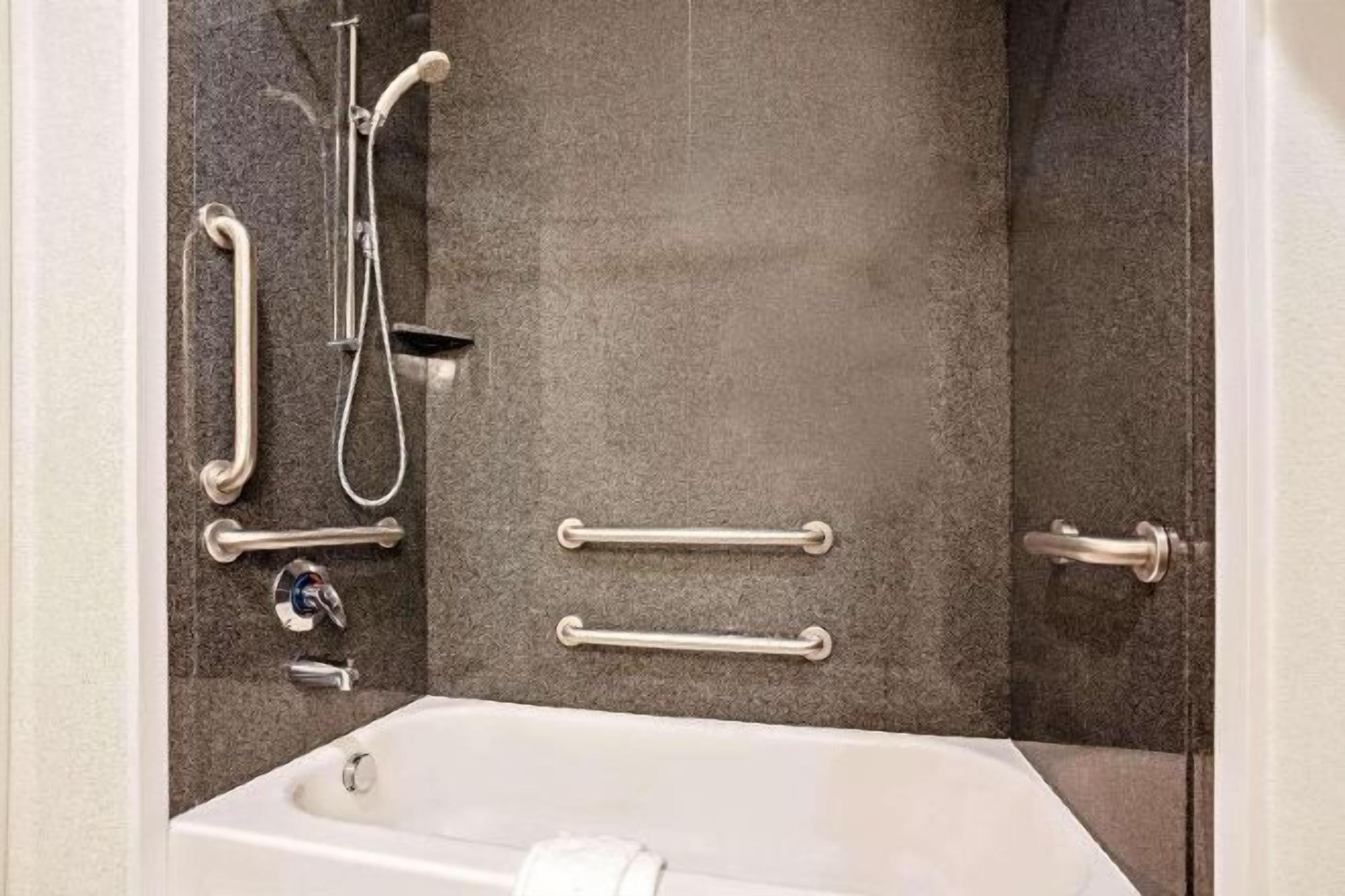 Salle de bain | Ensemble baignoire-douche, articles de toilette (gratuits)