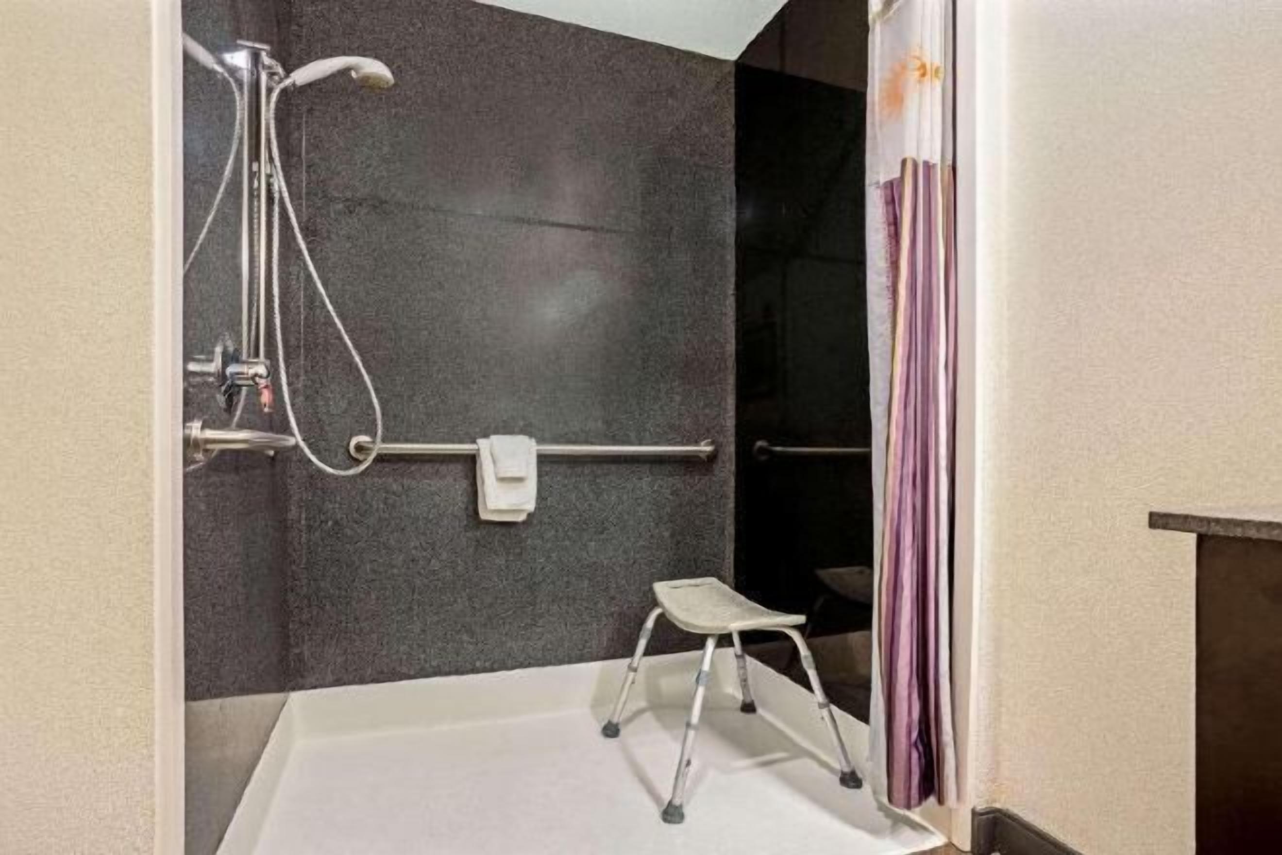 Salle de bain | Ensemble baignoire-douche, articles de toilette (gratuits)