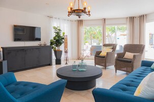 빌라 | 거실 공간 | 케이블 채널 시청이 가능한 32인치 스마트 TV