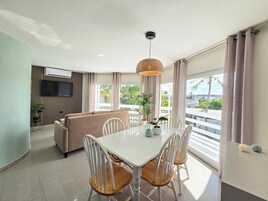 Apartamento Deluxe | Zona de estar | Smart TV de 32 pulgadas con canales por cable