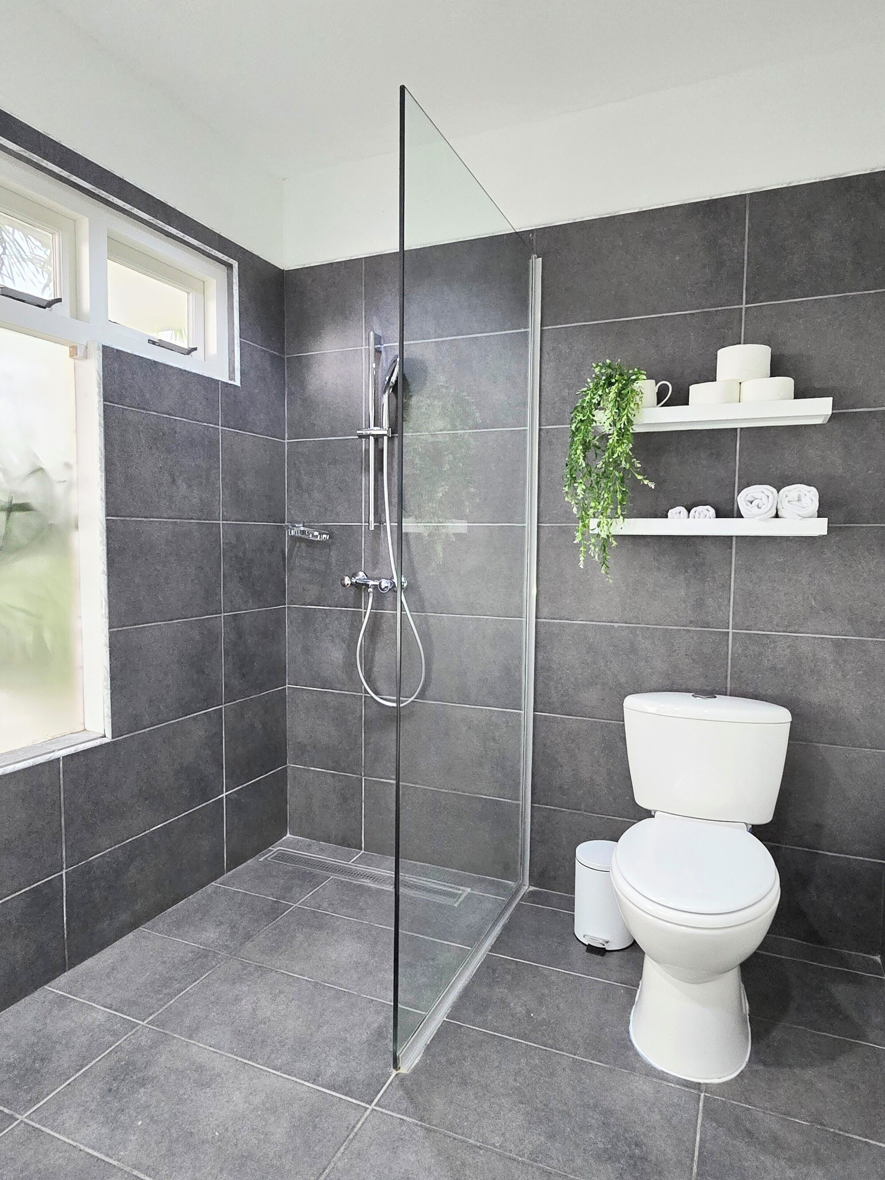 Deluxe-Studio, 1 King-Bett und Schlafsofa, Balkon, Poolblick | Badezimmer | Dusche, kostenlose Toilettenartikel, Haartrockner, Handtücher