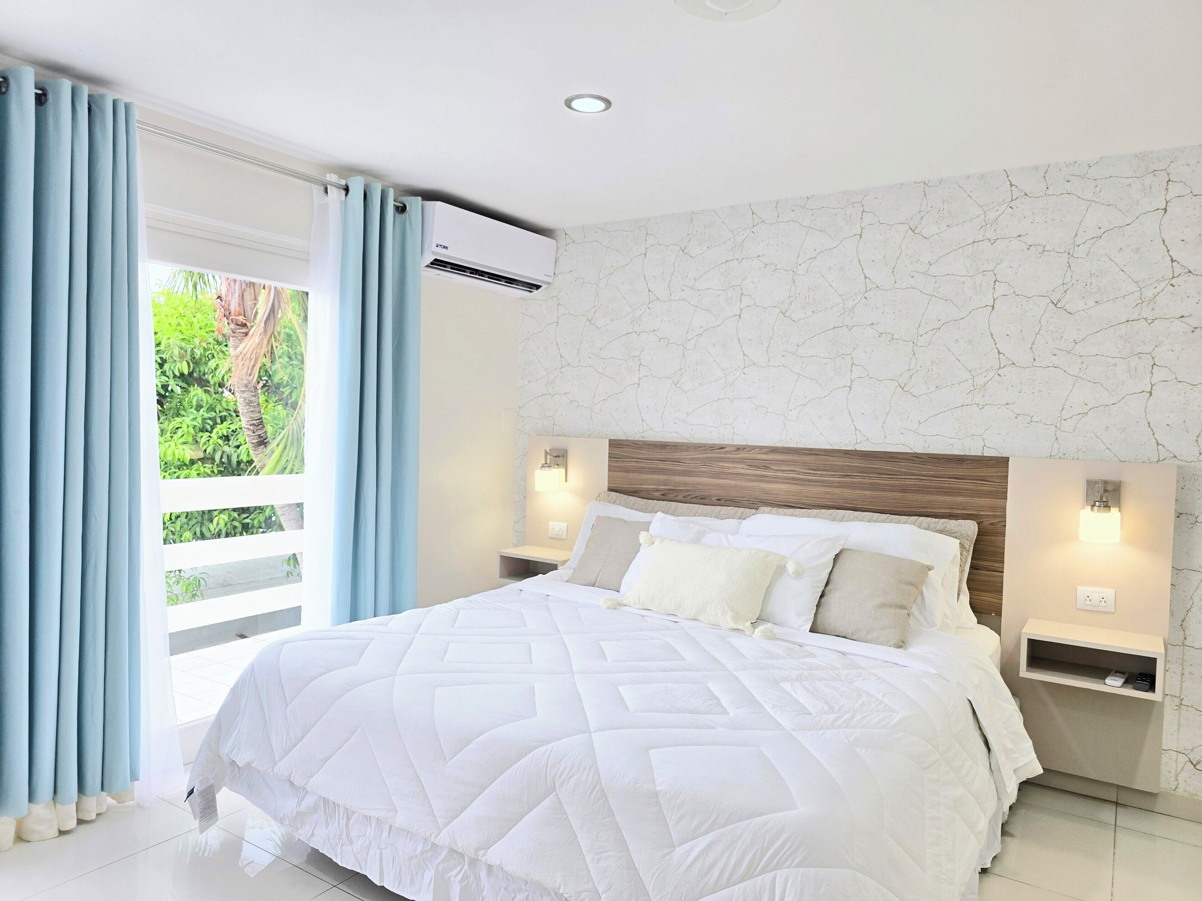 Deluxe-Studio, Poolblick | Allergikerbettwaren, Zimmersafe, Bügeleisen/Bügelbrett