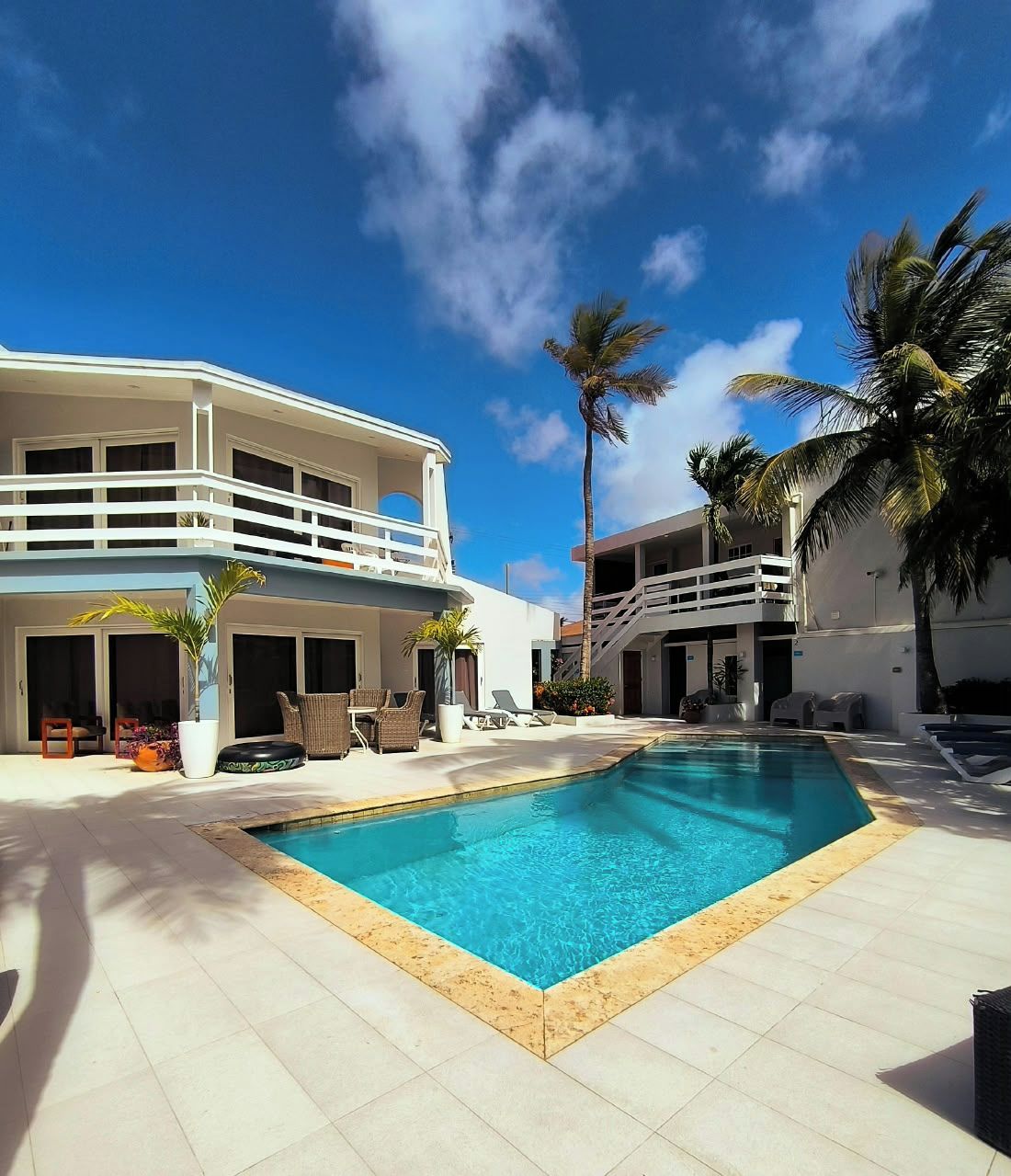 Indoor/outdoor pool