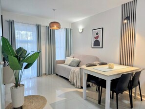 Superior-Apartment, 2 Schlafzimmer, Poolblick | Esszimmer