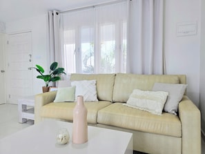 Estudio Deluxe, 1 cama King size y sofá cama, balcón, vista a la alberca | Área de sala de estar | Smart TV de 32 pulgadas con canales por cable