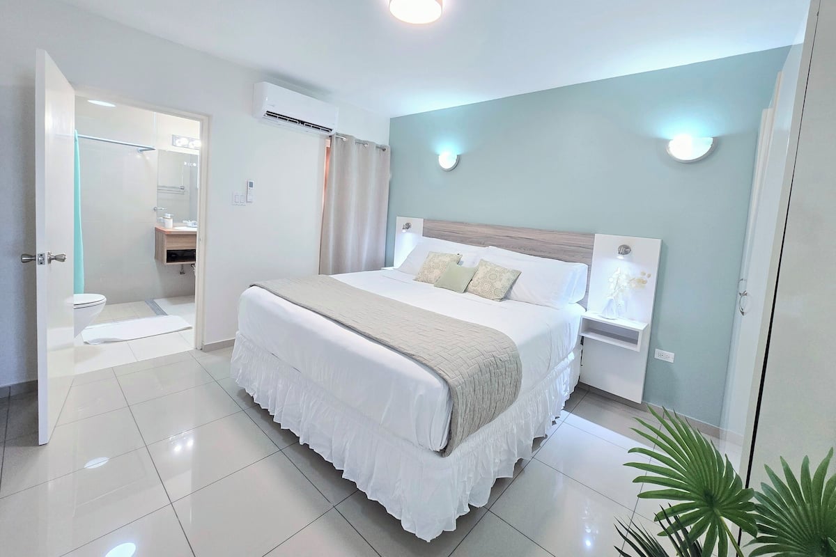 Ropa de cama hipoalergénica y caja de seguridad en la habitación 