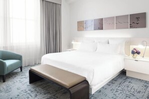 Deluxe Suite | Premium bedding, minibar, in-room safe, laptop workspace