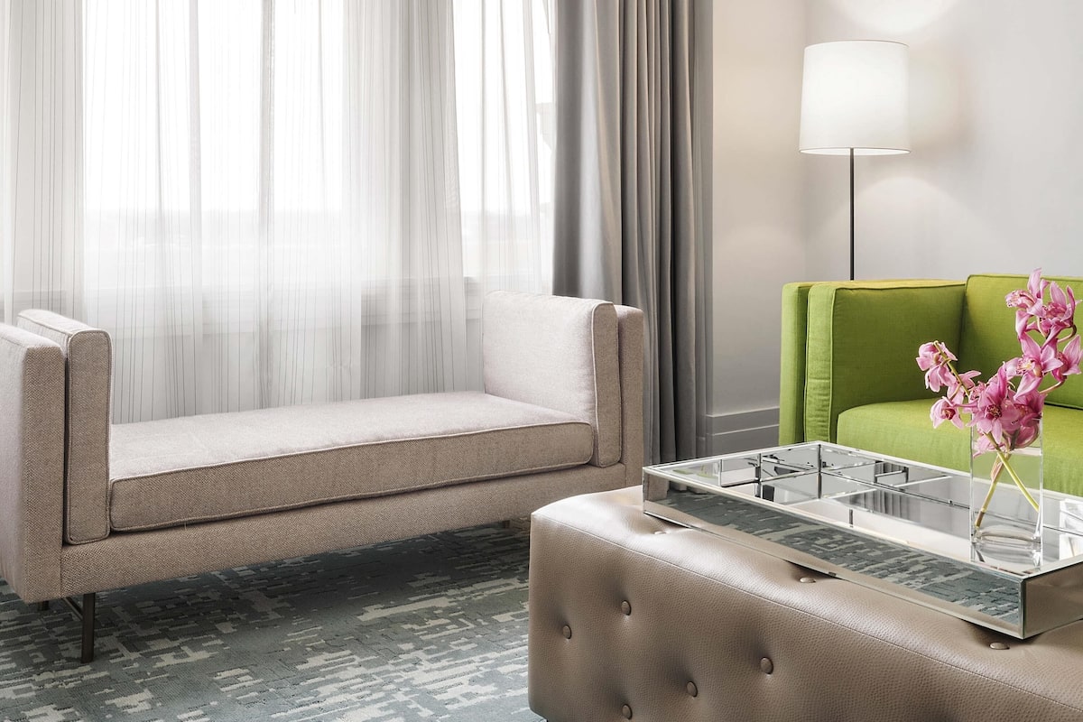 Deluxe Suite | Peralatan tempat tidur premium, bar mini, peti besi dalam bilik