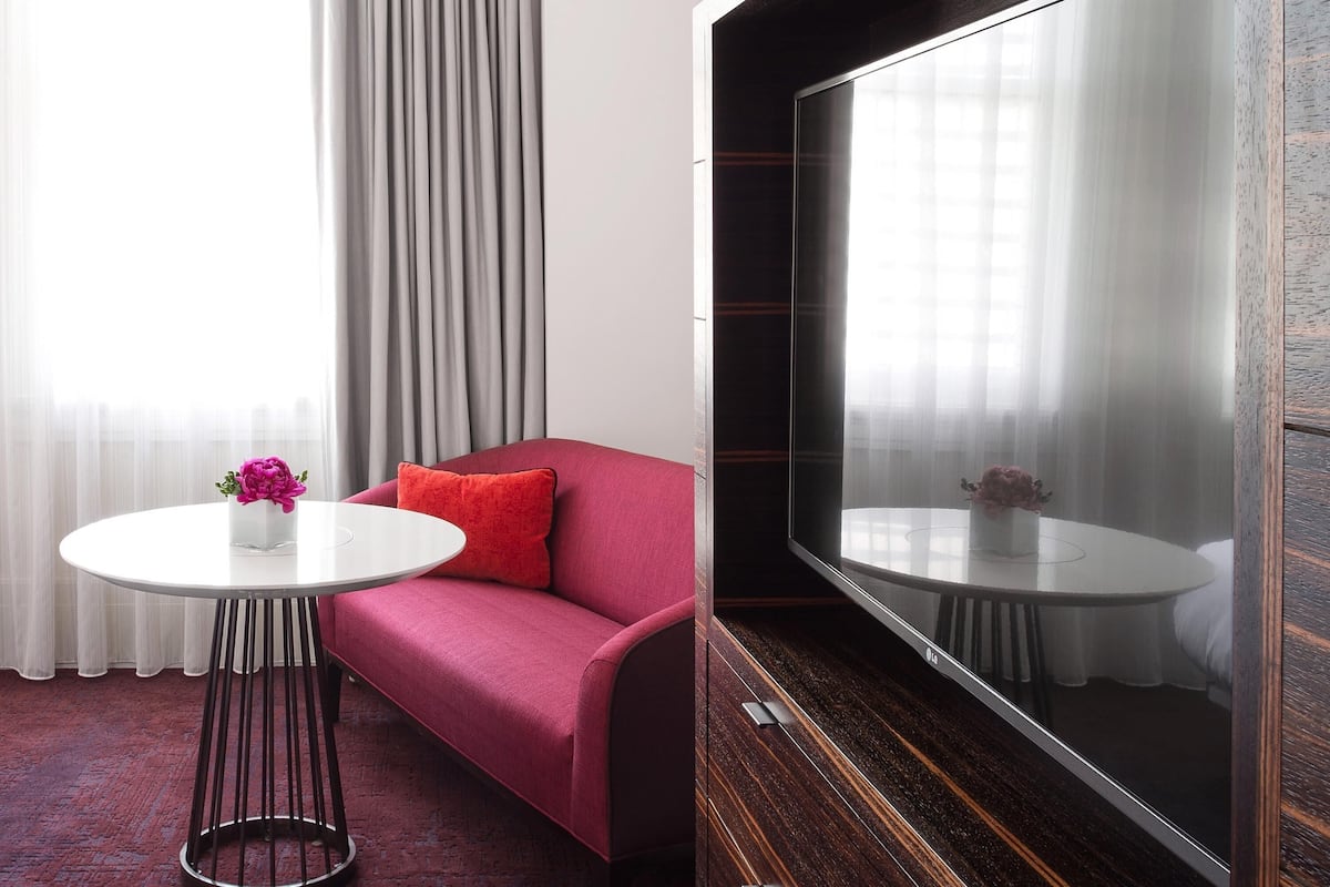 Deluxe Room, 1 King Bed | Premium bedding, minibar, in-room safe, laptop workspace