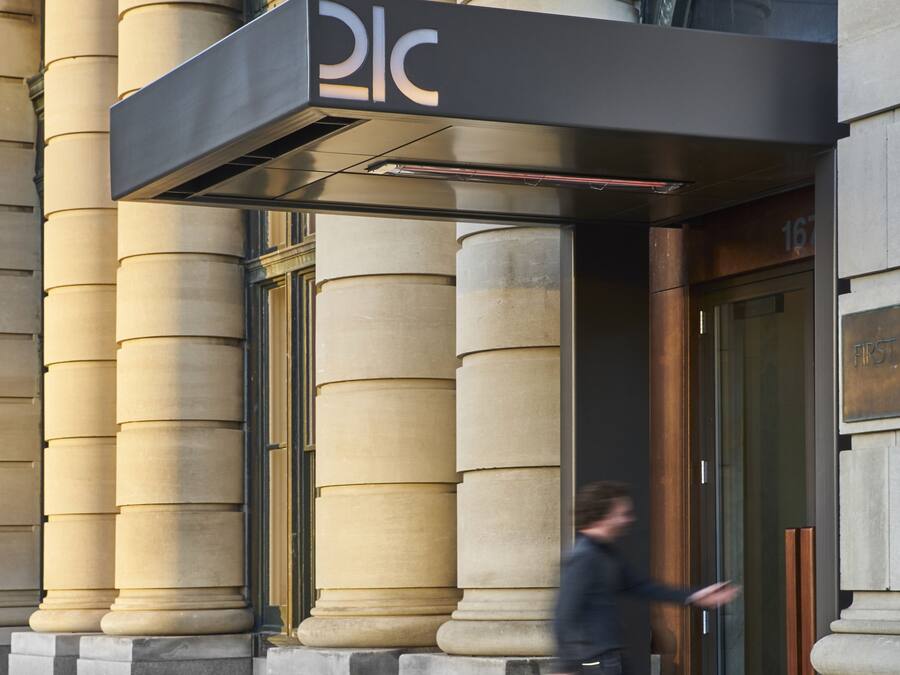 Un edificio con grandes columnas y un letrero que dice "DIC".