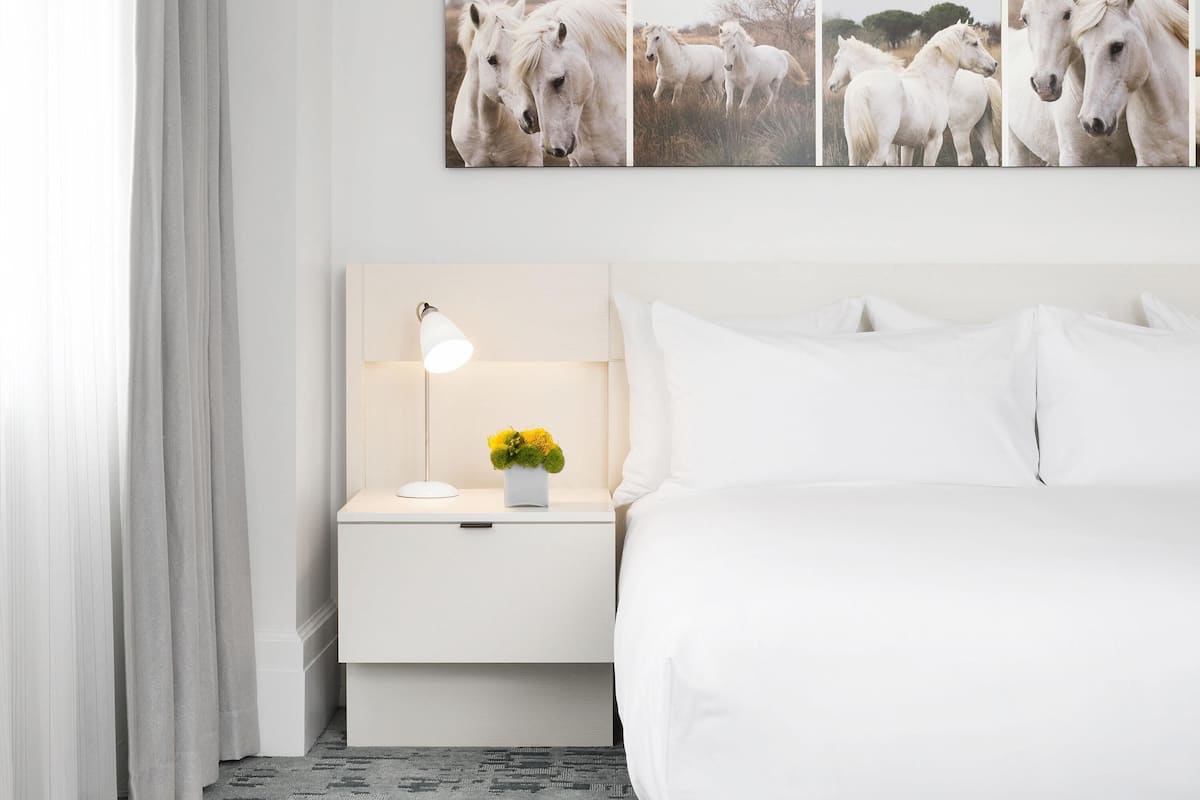Room, 1 Katil Ratu (Queen) (City) | Peralatan tempat tidur premium, bar mini, peti besi dalam bilik