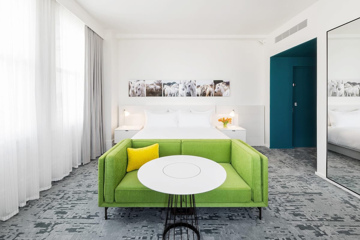 Suite (Skylight) | Peralatan tempat tidur premium, bar mini, peti besi dalam bilik